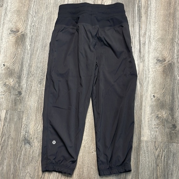Lululemon athletica Women’s Black Studio Crop II, size 2 - Picture 9 of 13